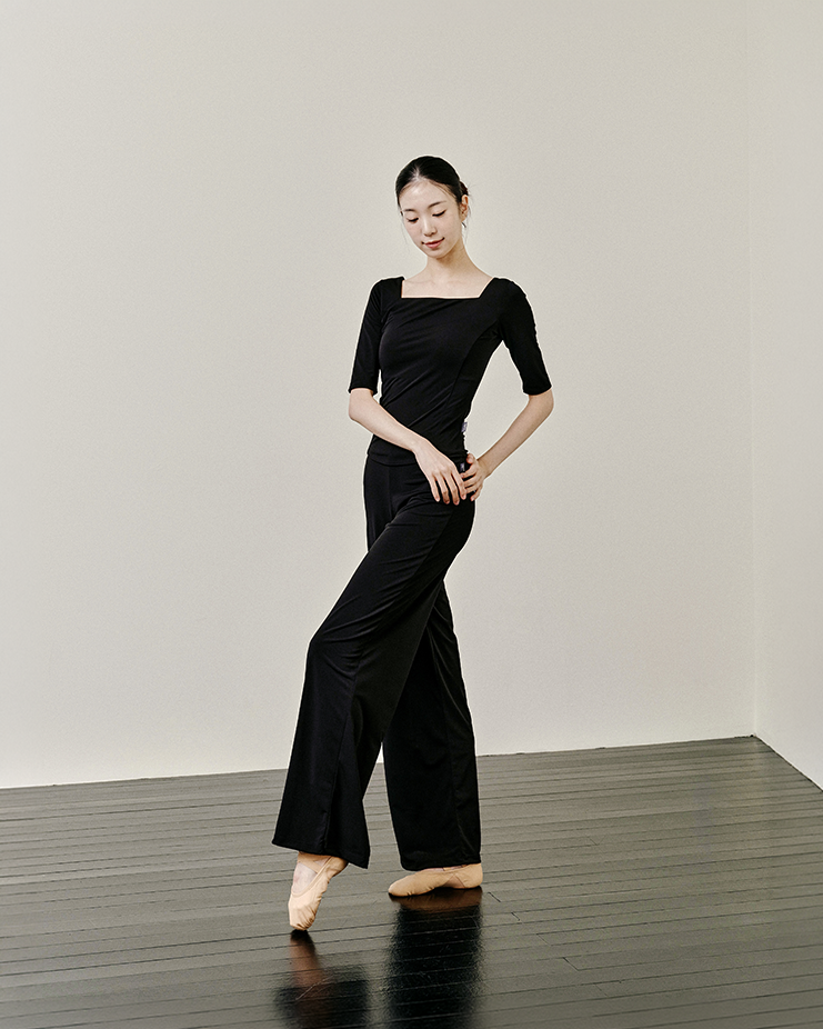 Square Neck T-shirt Half-sleeved [Black] Korea