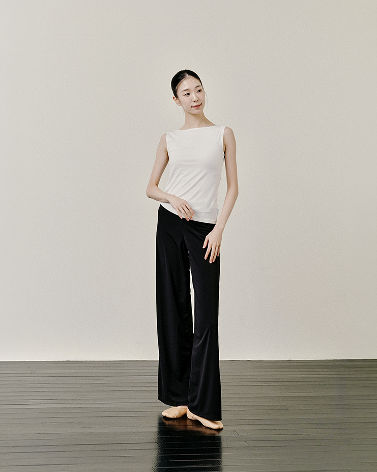 Sleeveless boat neck T-shirt [White]