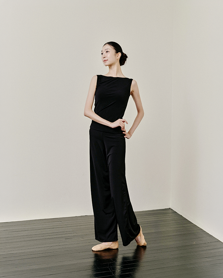 Sleeveless boat neck T-shirt [black] Korea